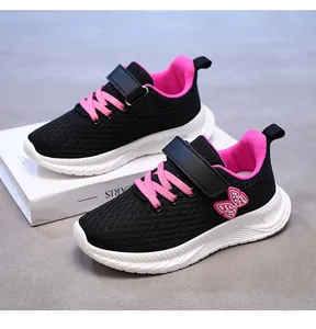 Dettaglio scarpe sportive in mesh traspirante per bambina, nero e rosa con fiocco.