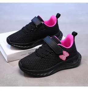 Sneakers da bambina in rete traspirante con dettaglio farfalla rosa e cinturino in velcro