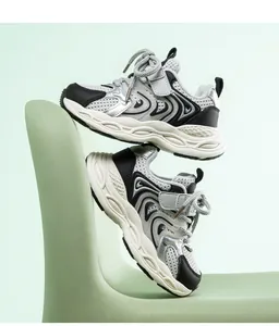 Detailansicht der atmungsaktiven Mesh-Sneaker für Kinder im klassischen Dad-Schuh-Stil in Schwarz