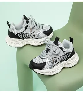 Atmungsaktive Kinder-Chunky-Sneaker mit Mesh-Obermaterial und Wellen-Overlays in Grau.