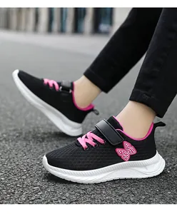 Gros plan de baskets en maille respirante pour filles noir et rose avec papillon