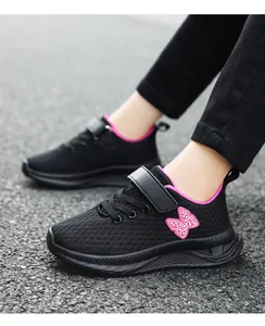 Dettaglio delle sneakers in mesh traspirante nero per bambine con motivo a farfalla rosa.