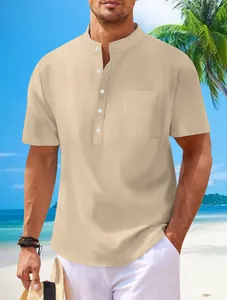 Detailaufnahme eines beigefarbenen Herren-Henley-Hemds aus Baumwollleinen mit Stehkragen