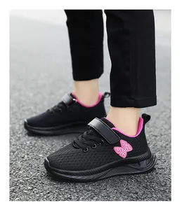 Vista dettagliata delle sneakers in mesh nero per bambina con accenti rosa e farfalla
