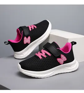 Sneakers da bambina in mesh traspirante con farfalla rosa e chiusura a strappo.