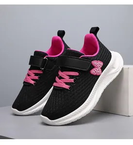 Dettaglio di scarpe sportive traspiranti in mesh per bambine in nero e rosa con fiocco