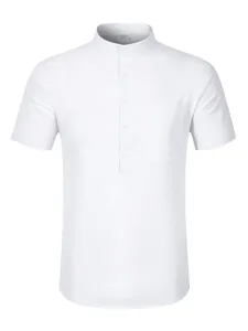 Vorderansicht des weißen Herren-Henley-Shirts aus Baumwollleinen mit Stehkragen
