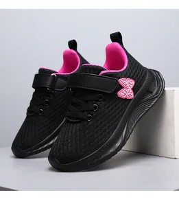 Dettaglio delle scarpe sportive traspiranti nere e rosa per bambine con farfalla rosa