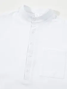 Nahaufnahme des weißen Baumwoll-Leinen-Henley-Hemdes mit Stehkragen und Brusttaschen-Detail