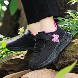 Sneakers sportive da bambina in mesh nero traspirante con farfalla rosa decorativa