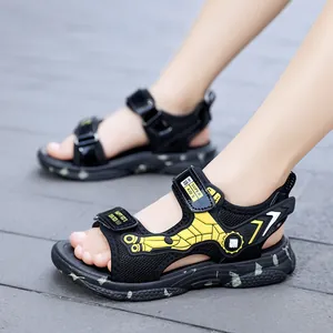 Detailansicht der schwarz-gelben Sportsandalen für Jungen für den Sommer am Strand