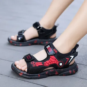 Detailansicht der sportlichen Jungensandalen mit mechanischem Arm-Design und Klettverschluss