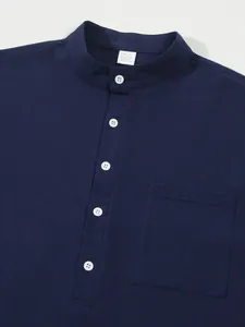 Detailaufnahme des Kragens eines dunkelblauen Henley-Hemdes aus Baumwolle und Leinen