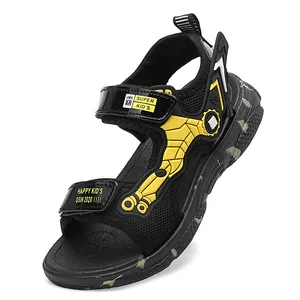 Detailansicht von schwarz-gelben Jungen-Sportsandalen mit Mesh und Klettverschluss.