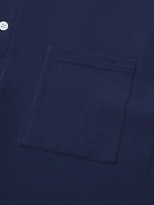 Detailaufnahme eines marineblauen Hemdes aus Baumwollleinen mit Brusttasche