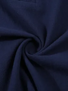 Nahaufnahme der marineblauen, atmungsaktiven Baumwoll-Leinen-Stoffstruktur für Herren.