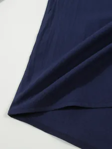 Detailaufnahme von atmungsaktivem dunkelblauem Baumwoll-Leinen-Hemdstoff und Saumnähten