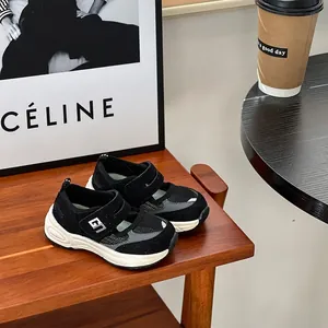 Detailweergave van zwarte ademende mesh sneakers voor peuters