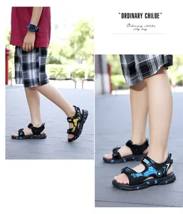 Detailansicht der Jungensandalen mit gemusterten Riemen und strapazierfähiger Gummisohle