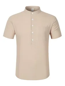 Detailansicht eines beigen Henley-Shirts aus Baumwolle und Leinen mit Stehkragen und Tasche.