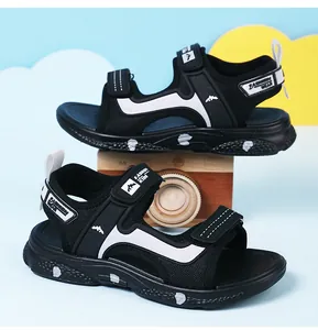 Gros plan de sandales de sport noires et blanches pour garçons avec velcro réglable