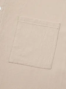 Detailaufnahme der Tasche und der Baumwoll-Leinen-Textur eines lässigen Herrenhemds.