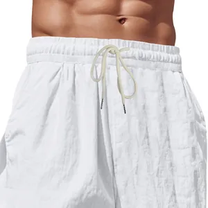 Dettaglio pantaloni in lino da uomo con vita elasticizzata e coulisse