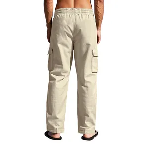 Vista posteriore dettagliata dei pantaloni cargo da uomo in lino beige con tasche