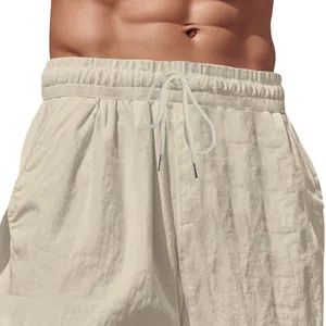 Dettaglio di pantaloni in lino da uomo con coulisse in vita e tessuto testurizzato