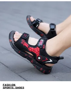 Nahaufnahme der schwarz-roten Sportsandalen für Jungen mit Mesh und Klettverschluss