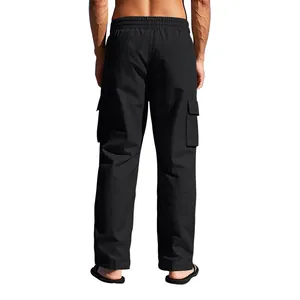 Vista posteriore di pantaloni cargo neri con gamba dritta e tasche laterali.
