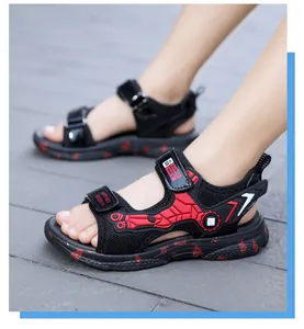 Detailansicht der schwarz-roten Sport-Sandalen für Jungen mit Mesh und Klettverschluss