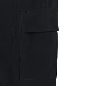 Dettaglio della tasca laterale con patta sui pantaloni cargo neri in lino da uomo