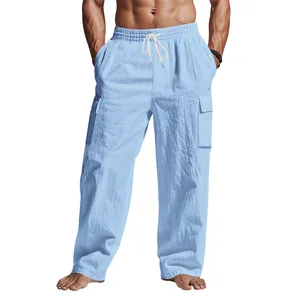 Dettaglio pantaloni cargo uomo in lino celeste con coulisse e tasche laterali