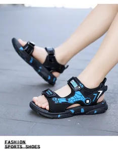 Detailansicht der Jungen-Sportsandalen mit atmungsaktivem Netz und Klettverschluss