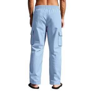Vista posteriore di pantaloni cargo in lino celeste con tasche multiple da uomo