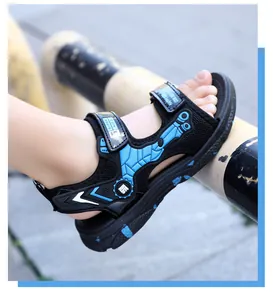 Detailansicht der blauen und schwarzen Sportsandalen für Jungen mit festem Klettverschluss.