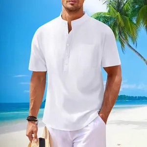 Lässiges weißes Herren Henley-Hemd aus Baumwolle und Leinen mit Stehkragen am Strand