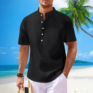 Lässiges schwarzes Herren Kurzarm-Leinenhemd mit Stehkragen vor Strandhintergrund