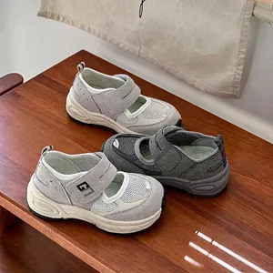 Ademende mesh sneakers en wandelsandalen voor jongens en meisjes in de lente zomer.