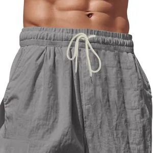Dettaglio dei pantaloni cargo in lino grigio da uomo con comoda vita con coulisse