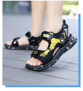 Detailansicht von Sport-Sandalen für Jungen mit Klettverschluss und Netzgewebe.