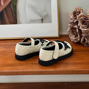 Détail des chaussures Mary Jane matelassées pour fille avec nœud noir et semelle souple