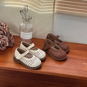 Elegantes zapatos Mary Jane trenzados para niñas pequeñas en color crema y marrón