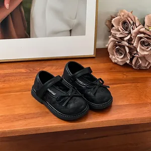 Détail de chaussures Mary Jane matelassées noires pour bébé avec petit nœud
