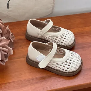 Elegantes zapatos Mary Jane trenzados crema para niñas pequeñas con suelas de goma blandas.
