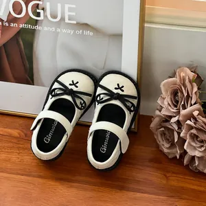 Vue détaillée de chaussures blanches matelassées pour fille avec nœud noir élégant