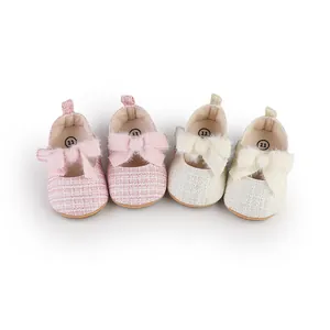 Detailansicht der rosa und beigen Baby-Mädchenschuhe aus Tweed mit flauschigen Schleifen