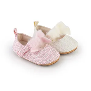 Detaillierte Ansicht von Tweed-Baby-Prinzessinenschuhen mit rosa und cremefarbenen Schleifen