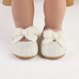 Detailansicht von gewebten Baby-Prinzessin-Schuhen in Creme mit flauschigen Schleifen